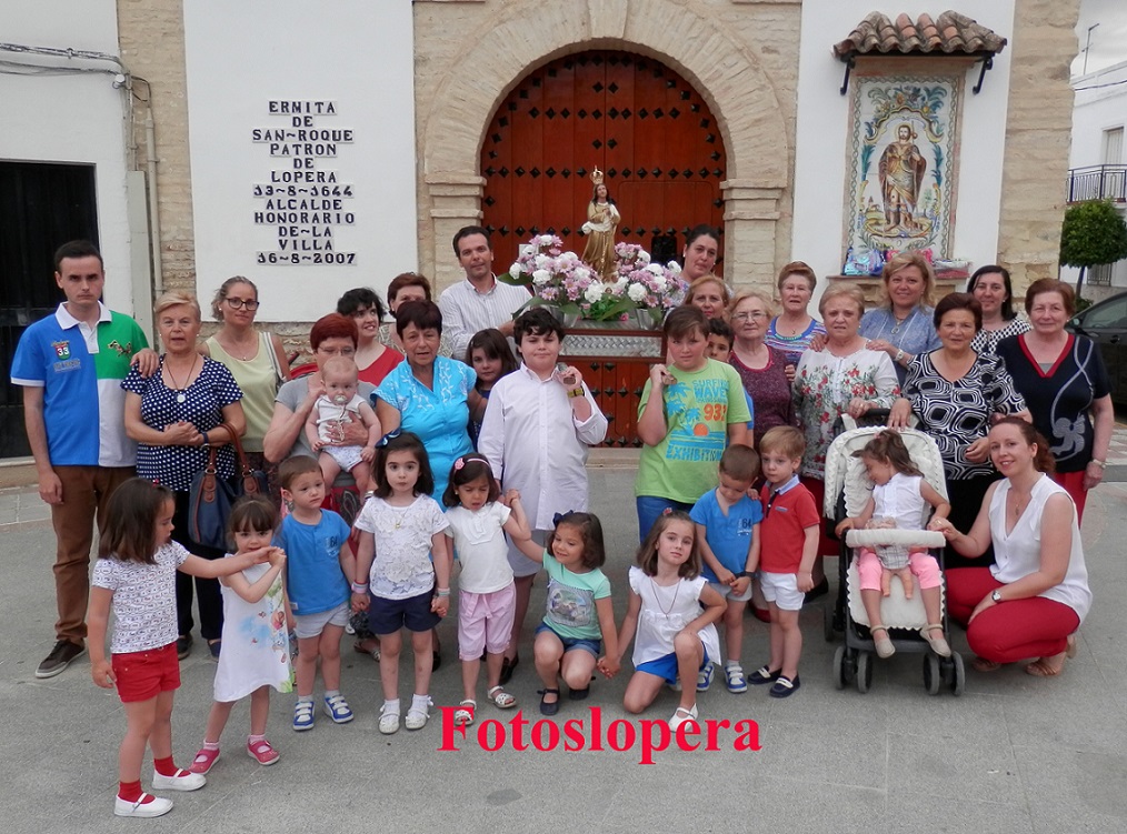 El Barrio de San Roque de Lopera acogió un año más la tradicional procesión de la Virgen Niña que fue portada por un nutrido grupo de niños.
