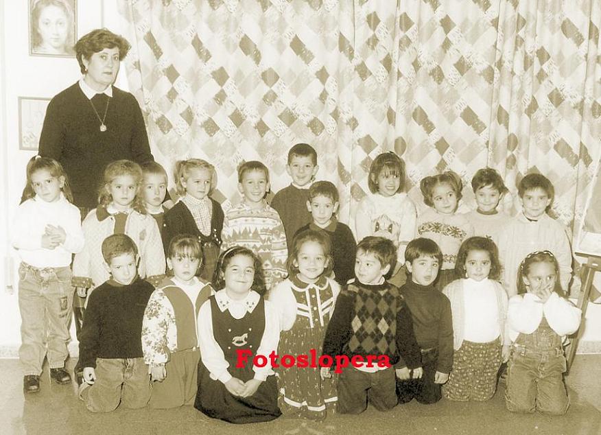 Grupo de Alumnos  de Educación Infantil 4 años del Colegio Miguel de Cervantes de Lopera con su maestra Dª Rosa Vara Rubio. Año 1997