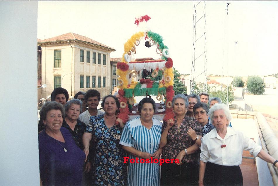 La Tradición de Echar el Mayo Perigallo recuperada por las Socias del Hogar del Pensionista de Lopera. Año 1991