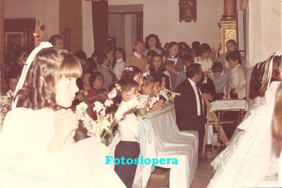 Niños de Lopera recibiendo su primera Comunión en la Iglesia Parroquial de la Inmaculada Concepción. Año 1983