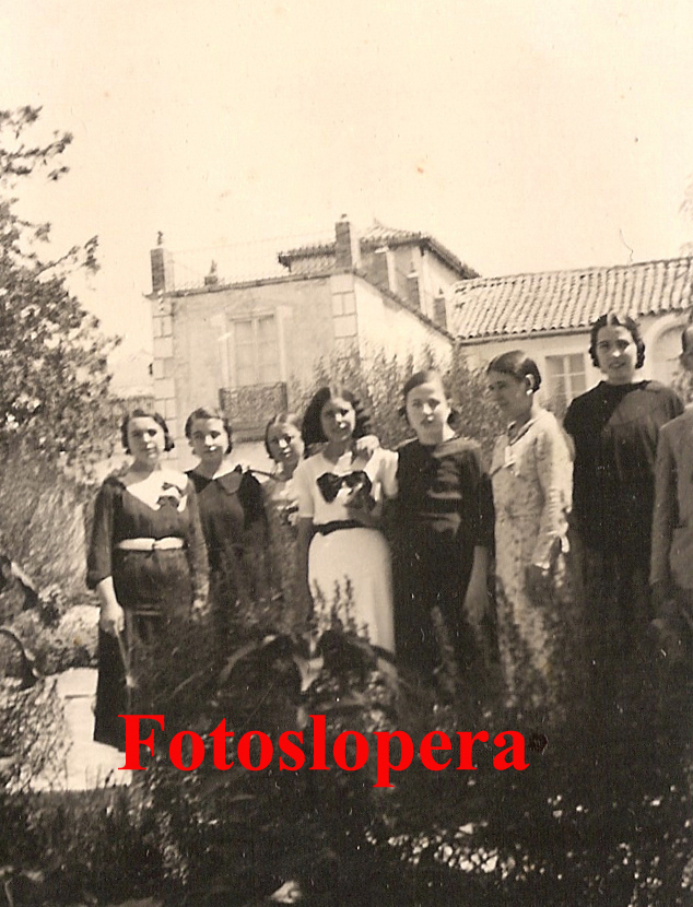 Grupo de Loperanas en el Jardín Municipal de Lopera en el año 1935, al fondo la Casa-Palacio de los Labourdette.