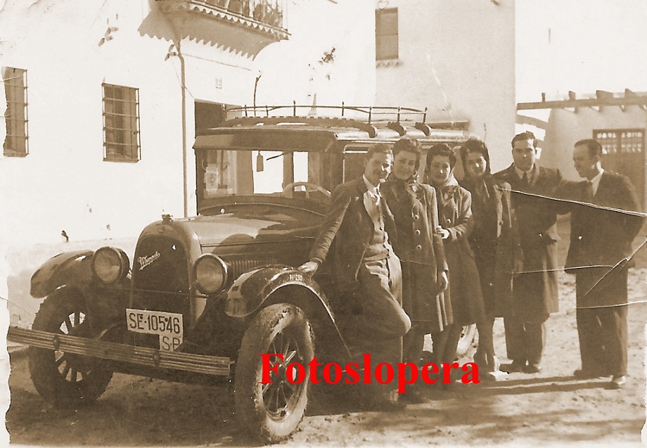 Recuerdo a los taxistas de Lopera y lo hacemos con Serafín Gascón García y su taxi wippells en el Barrio de las Casas Nuevas de Lopera junto a unos viajeros. Años 50