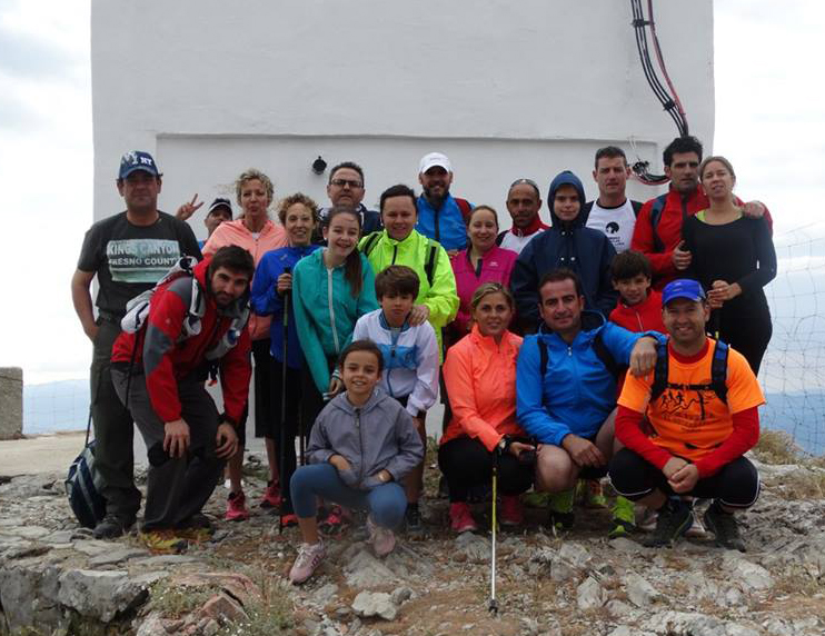 Un grupo de loperanos del Club de Atletismo Lopera Running recorre una distancia de 21 kilómetros en la subida al monte Jabalcuz.