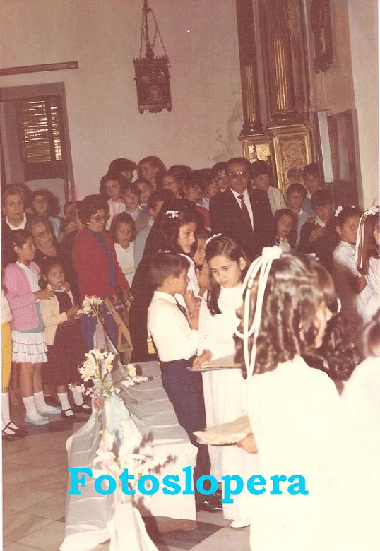 Niños de Lopera recibiendo su Primera Comunión en la Iglesia Parroquial de la Inmaculada Concepción acompañados del maestro D. Cayetano Gutiérrez Gracia. Año 1983
