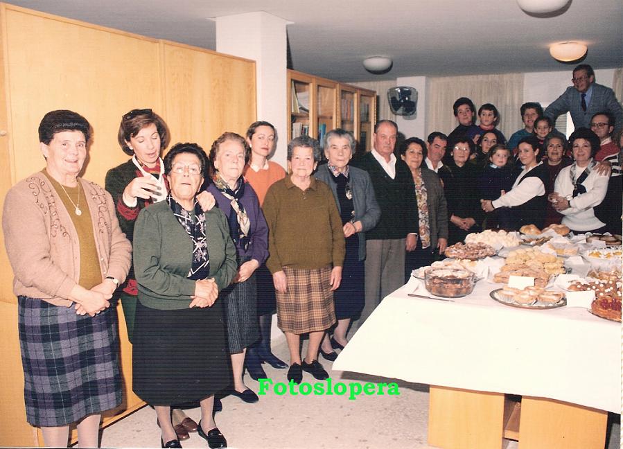Grupo de loperanas participantes en el Concurso de Repostería celebrado en el Hogar del Pensionista. Lopera 1997