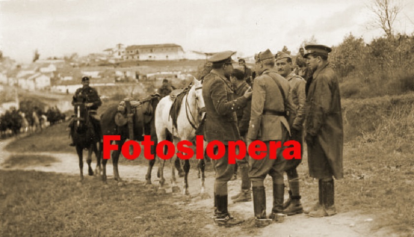 Grupo de Soldados Nacionales en las afueras de Lopera. 1937. Al fondo se aprecia el Convento de Franciscanos Descalzos