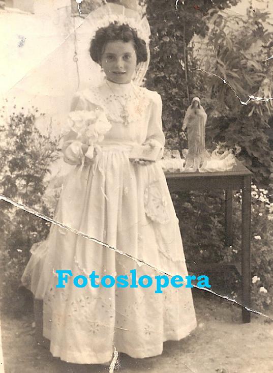 La niña Magdalena Martos Ruiz el día de su Primera Comunión. Mayo de 1951
