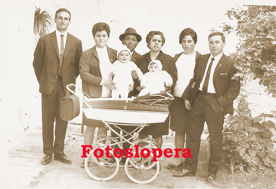 Loperanos en una Semana Santa del año 1969. De izquierda a derecha: Manuel Chueco, Magdalena Martos, Jerónimo Martos, Juana Ruiz, Maria Martos, Alberto Muñoz y los niños Pedro Chueco y María Muñoz.