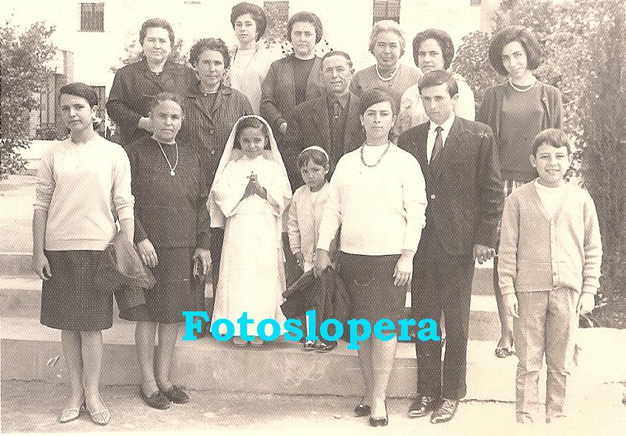 La niña Isabel Acevedo Daza el día de su Primera Comunión junto a sus padres y familiares en los patios del Convento de las Hermanas de la Cruz. Año 1968