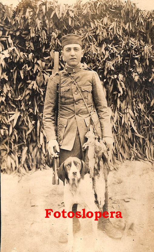 El soldado loperano Francisco Artero Martínez que participó en la Guerra de Marruecos en 1921, tras un día de caza.