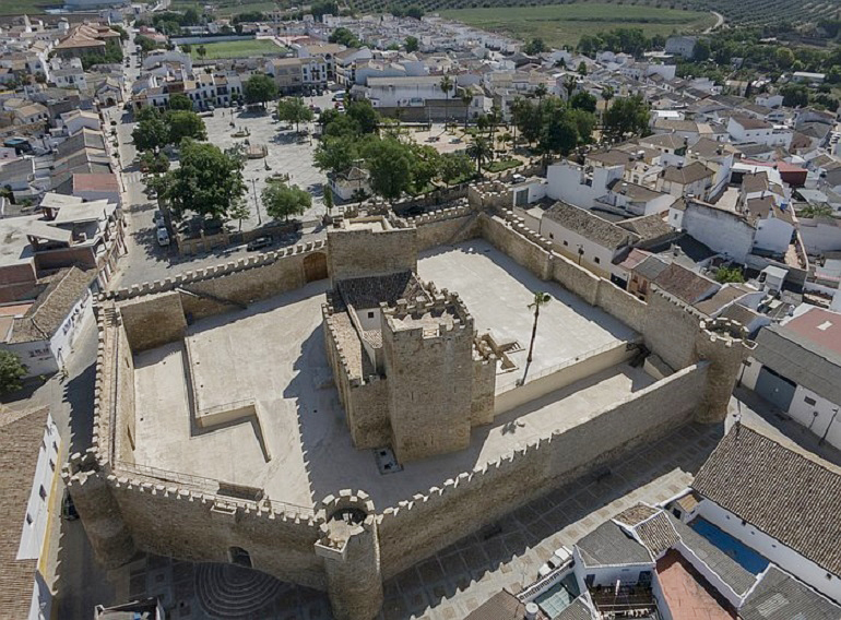 Vista aérea del Castillo de la Orden de Calatrava de Lopera realizada con un drone