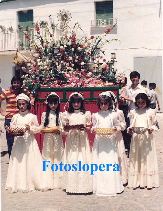 Grupo de niñas de Primera Comunión en la Procesión del Corpus. Año 1980. Maria Calle, Ana Mari Platero, Maribel Bueno y María José Soler.