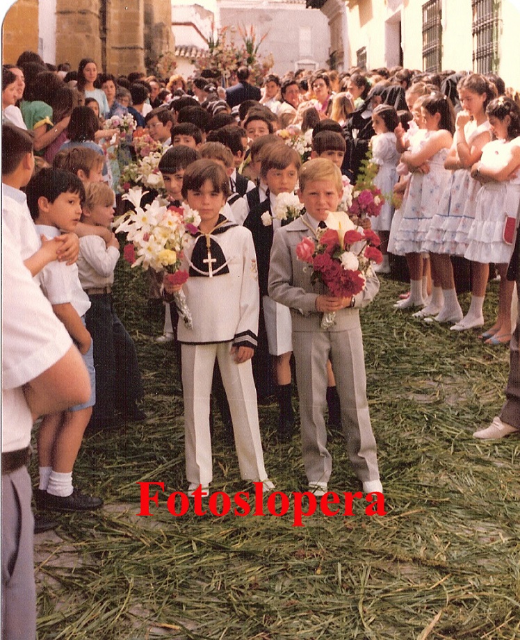 Niños de Primera Comunión en la Procesión del Corpus año 1984. Tomás Valenzuela, José A. Risoto, Diego Ogalla...