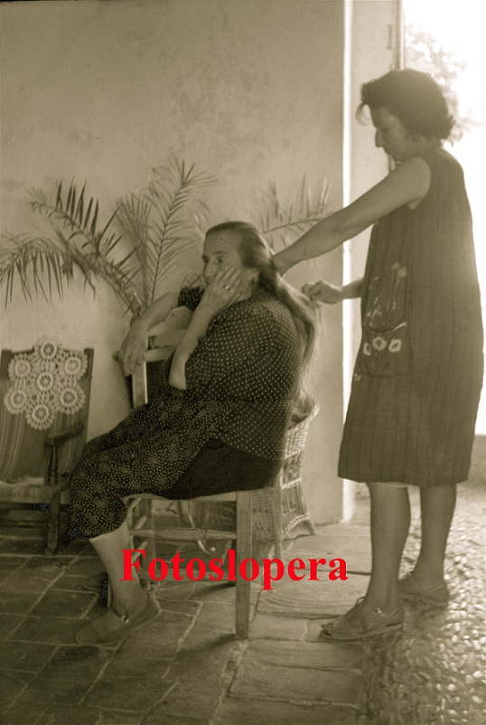 La loperana Ana Alcalá peinando a su madre Antonia Santiago "La Churripa". Año 1963. Foto gentileza de Antonio Chueco.