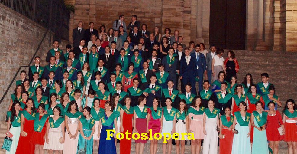 Un total de 25 loperanos se graduaron el pasado sábado dentro de la XIV Promoción 2013-2015 del Instituto de Bachillerato Ntra. Sra. de Alharilla de Porcuna.