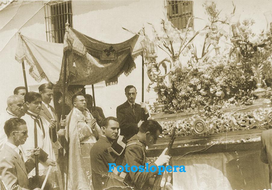 Procesión del Corpus en Lopera. Año 1954. En la foto el párroco D. Miguel Luque Pardo, el sacristán Juan Luque y Benito Valenzuela, Antonio Bruna, Carlos Barberán...