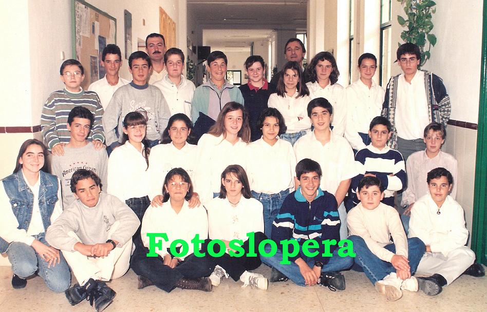 Grupo de alumnos de 8º  de EGB del Colegio Miguel de Cervantes de Lopera junto a sus profesores D. Julio García y D. Antonio Pantoja. Curso 1995-96