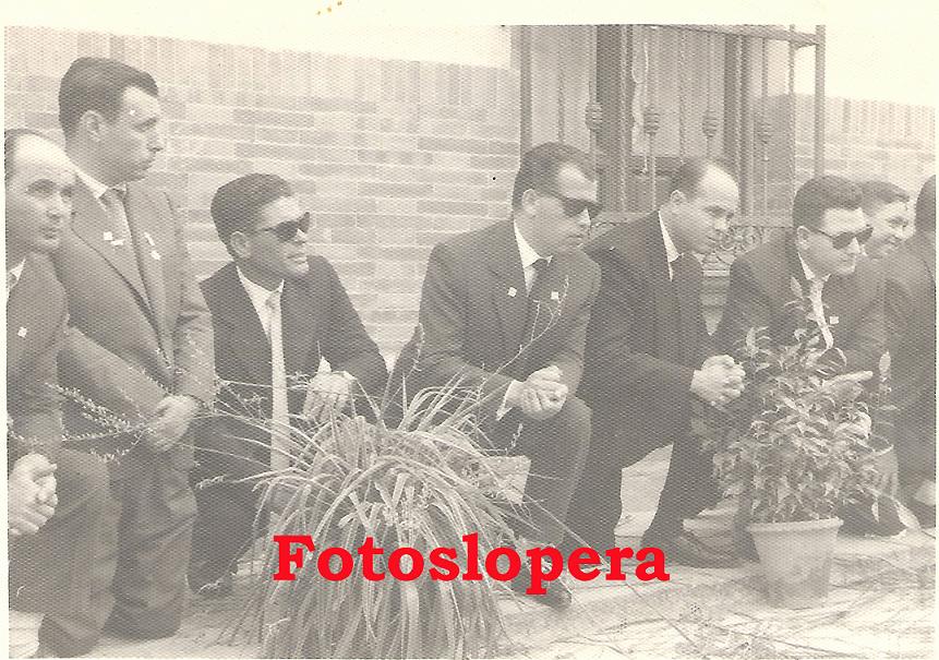 Grupo de loperanos en la Procesión del Corpus del año 1953 a su paso por la calle Real. Miguel Artero, Alfredo Barberán, Antonio Cantero, Martías Herrador, Manuel Casado y Alonso Santiago.