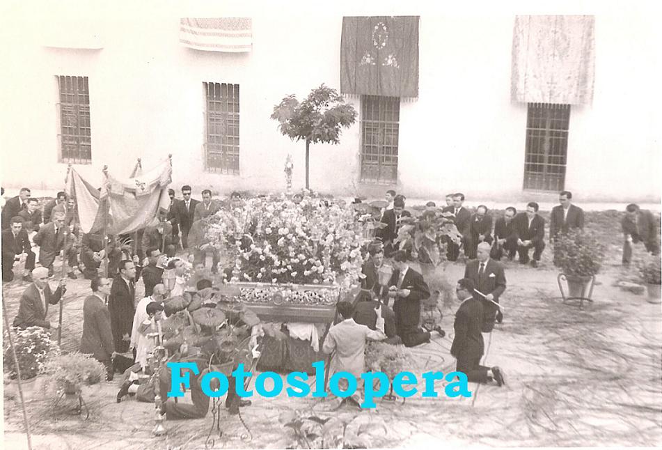 Procesión del Corpus del año 1958 a su paso por el Altozano.