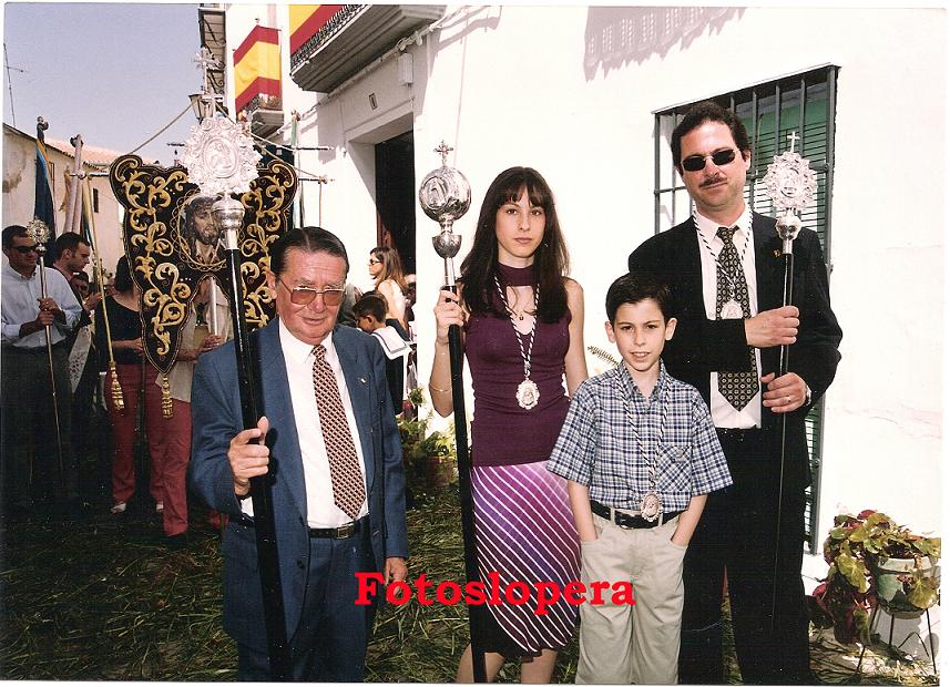 Representantes de la Cofradía de la Virgen de los Dolores en el Corpus del año 2002. Rafael García "Rafalete" junto a Cristóbal Merino y sus hijos Julia y Manuel Jesús