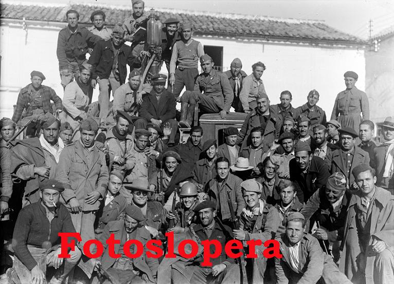 Grupo de Soldados Nacionales (Requetés) en la Plaza del Altozano de Lopera. Enero 1937. Archivo Serrano.