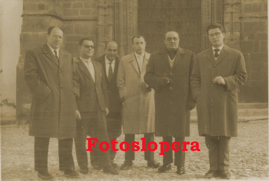 Grupo de Maestros en la Plaza Mayor de Lopera. 27-XI-1963. Adolfo Ortega, Alfonso Cruz, José Alcalá, Alfredo Barberán, Juan García y Francisco Sánchez.