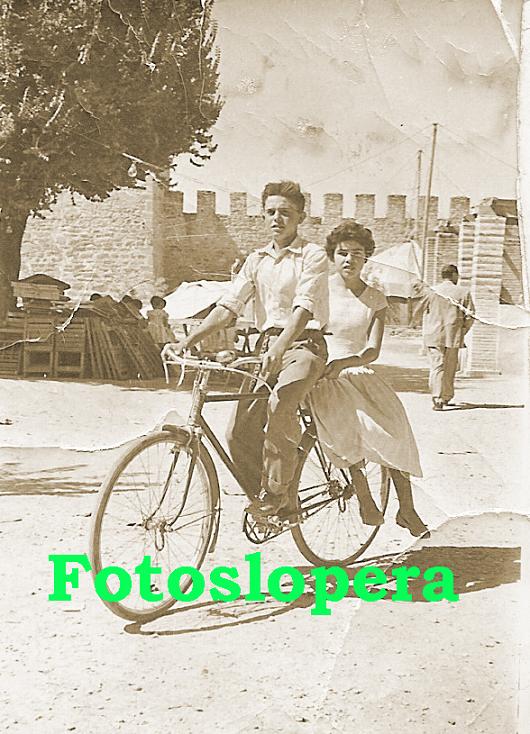 Paseo matinal por el pasado de calles y plazas de Lopera. Hoy por el Paseo de Colón de la mano de los loperanos Buenaventura Acevedo y Juana Soler en bicicleta. Año 1953