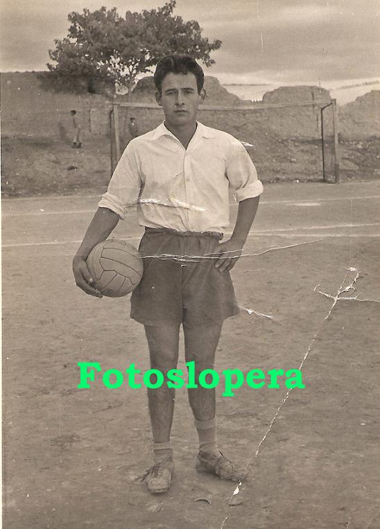 El jugador del C. F. Lopera Manuel Cruz Blanca. Detalle al fondo de la portería, el árbol y las tapias del estadio Santo Cristo de Lopera.