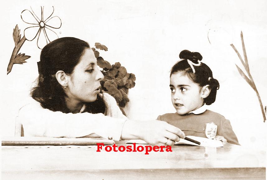 Recuerdo de la señorita Dª María del Carmen Manzanedo Santiago junto a su alumna Beni Pantoja Vallejo. Año 1969