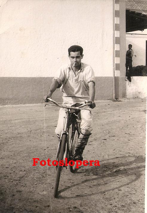 El Loperano Antonio Pérez Lara en bicicleta en el patio de la Cooperativa Oleícola La Loperana.