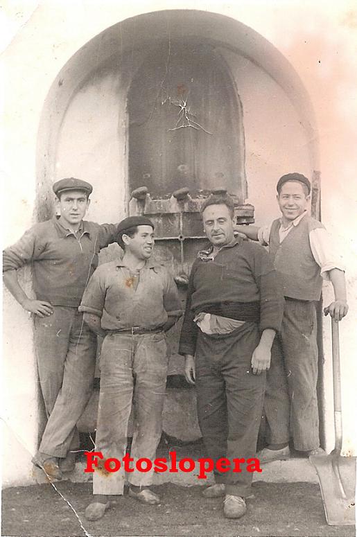 Loperanos en la Fábrica de Sulfuro de la Cooperativa La Loperana. Año 1954. José Cantero, Francisco López (El Melli), José Huertas y Diego Morales. Foto cortesía de Francisco López