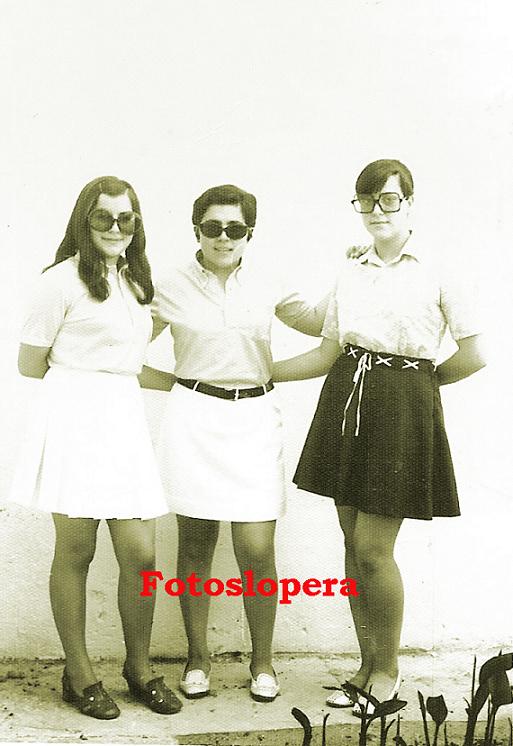 Grupo de amigas en 1971. Carmen Cerezo, Antonia Parela y Antonia Torres.