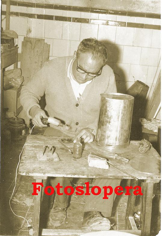 Un recuerdo al viejo oficio del Hojalatero en Lopera, en este caso lo recordamos en la persona del polifacético Manuel Alférez Bueno en su taller.