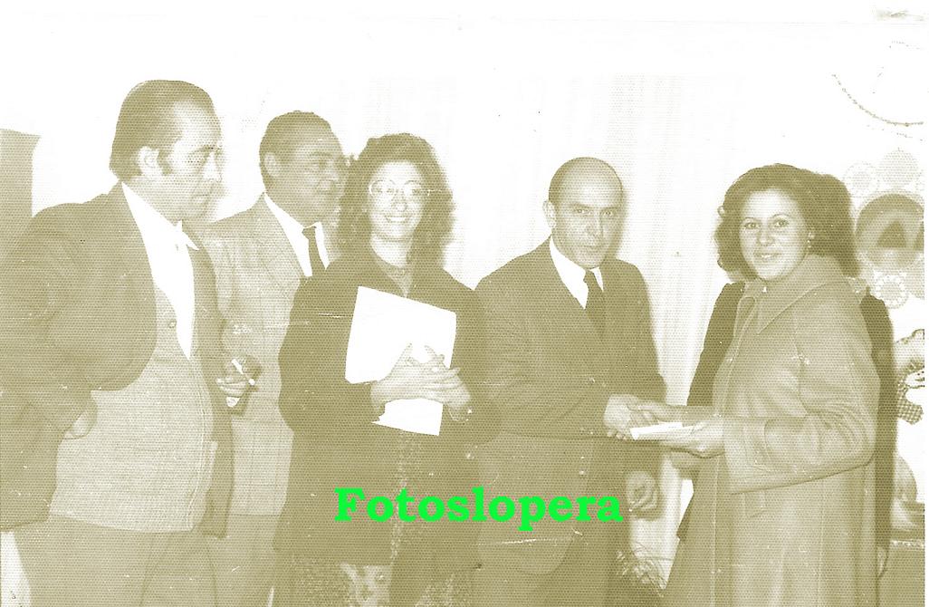Entrega de Diplomas del Curso de Manualidades. Lopera 1975. Rafael Quero, Manuel Huertas, Mª Carmen Rodríguez, Miguel Casado y Ana Mª Melero.
