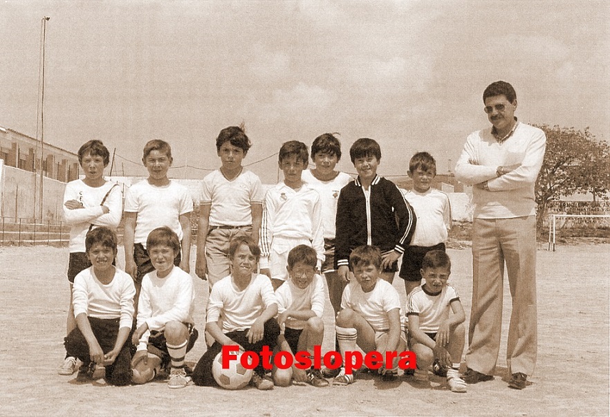 Grupo de alumnos con su Maestro D. José Luis Castro Caravaca. Curso 1983-84