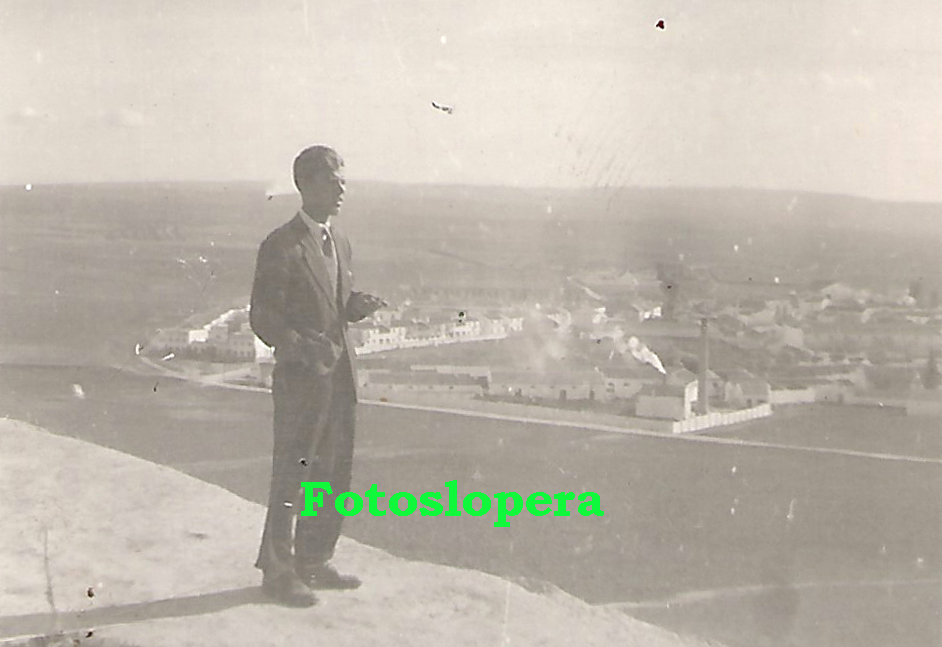 Vista parcial de Lopera desde el Cerro de San Cristóbal un 12 de Marzo de 1957. En primer plano el loperano Alfonso García Marín.