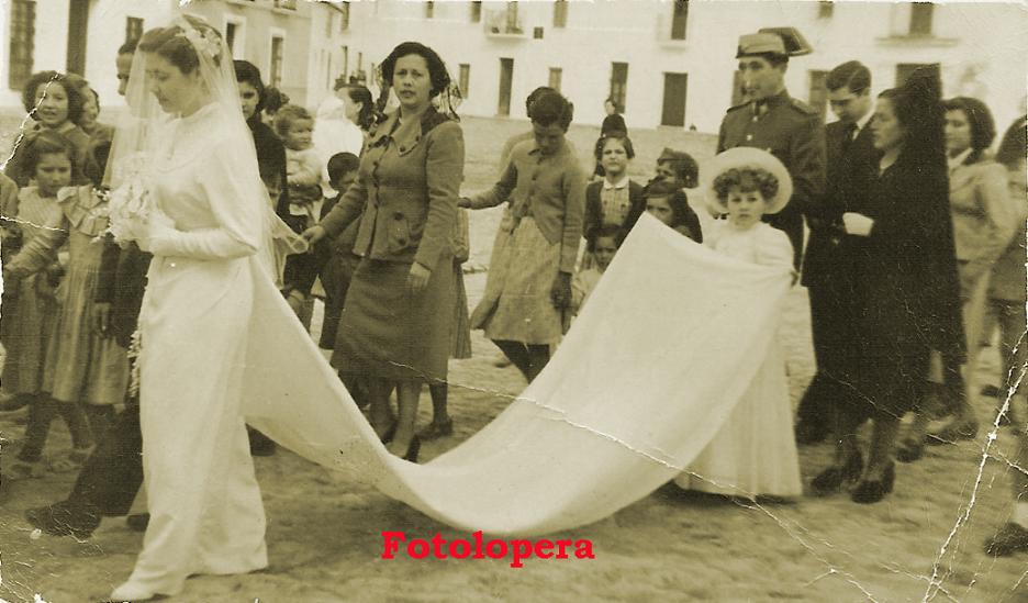 Paseo matinal por el pasado de las calles y plazas de Lopera. Hoy por el Paseillo en el año 1953 de la mano de la boda de los loperanos José Hurtado Colmenero y Leonor Quero Utrilla.