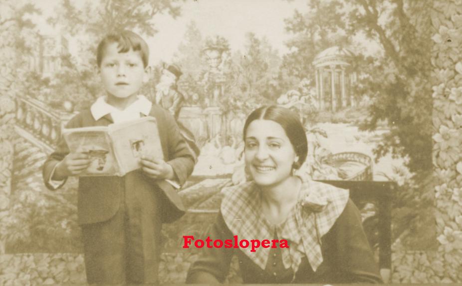 Recuerdo de la Maestra Dª Carmen Casado García con su alumno Pascual Coca Herrador, el cual curiosamente tiene el libro al revés. Lopera año 1935