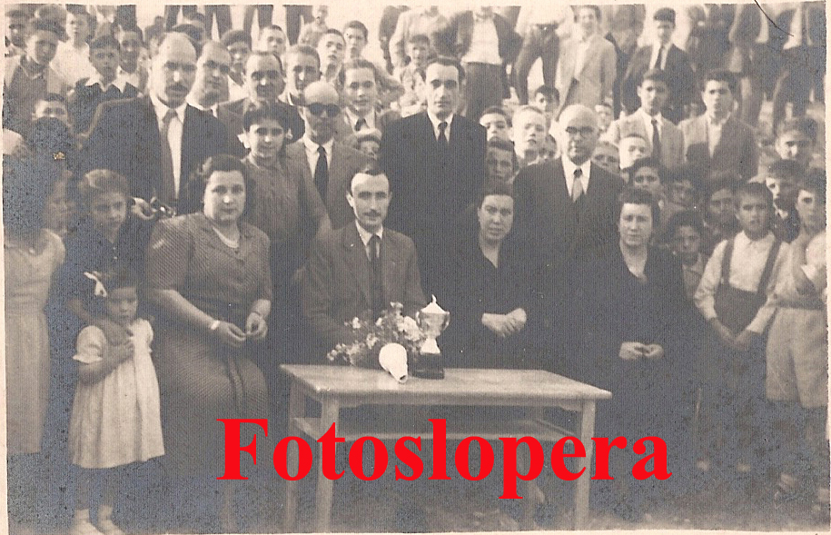 Entrega de trofeos del Campeonato Escolar de Fútbol. Lopera 1949. Carlos Barberán, Luis Gámiz, Juan García, Francisca Caruana, Josefina Muñoz...