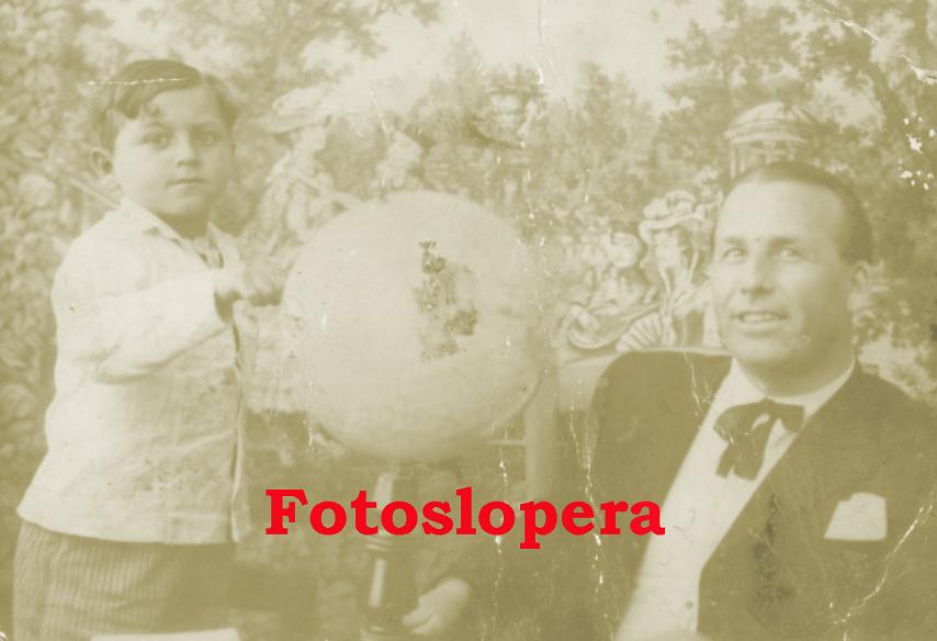 Recuerdo del Maestro D. Antonio Ruiz Saura junto a su alumno Francisco Lara Sanz. Lopera año 1932