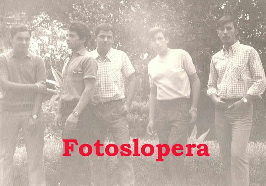 Grupo de amigos en el Jardín Municipal de Lopera. Año 1968. Pedro Hoyo, Francisco Adán, Pedro Huertas, Jerónimo Palomo y Benito Gómez.
