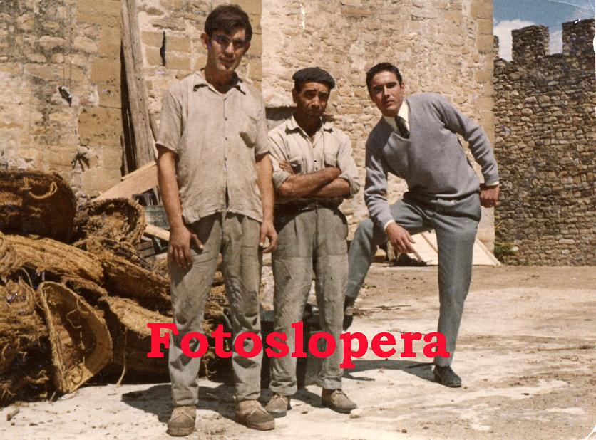 Loperanos en el patio de armas del Castillo de Lopera. Año 1972. Juan Cerezo, Fermín Valenzuela y Luis Robles.