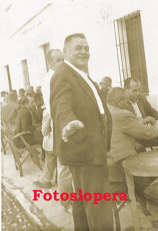 Recuerdo de aquellas tardes de partidas al tute, al dominó y de tertulias en la puerta del célebre Bar de Juan Martínez (Juan XXIII). En la foto en primer plano Juan Agudo. Año 1960.