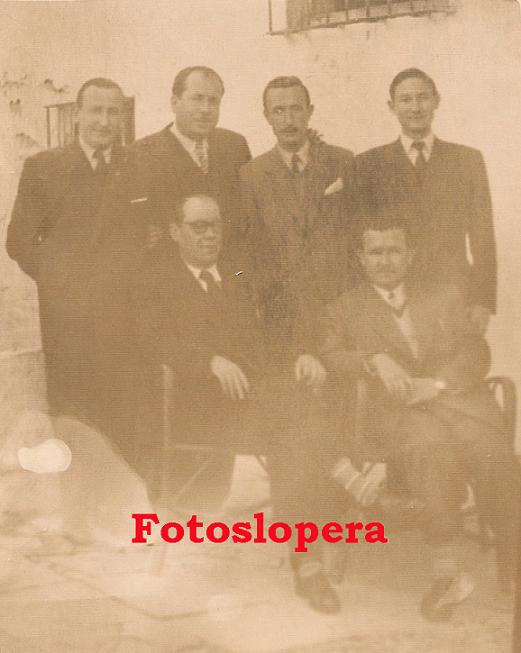 Grupo de amigos en el Casino de Lopera. Años 50. Marcos Palomo, Porras, Carlos Barberán, Antonio Corazón, Francisco Medina...