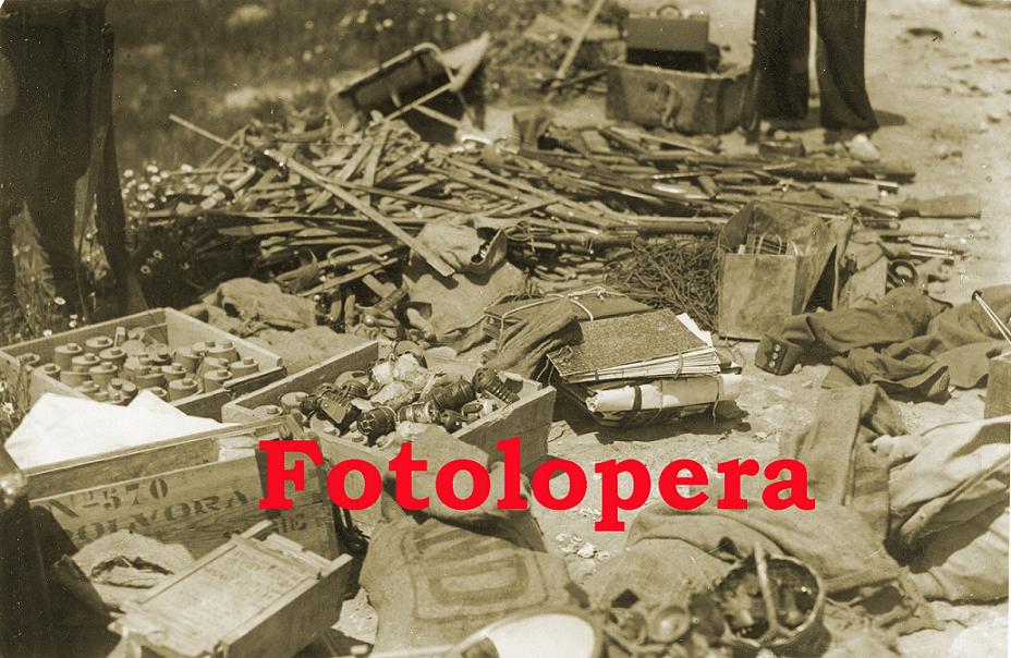 Armas, Cartuchería, Bombas y Documentos procedentes de la toma del Santuario de la Virgen de la Cabeza de Andújar. Mayo 1937. Foto Vidal