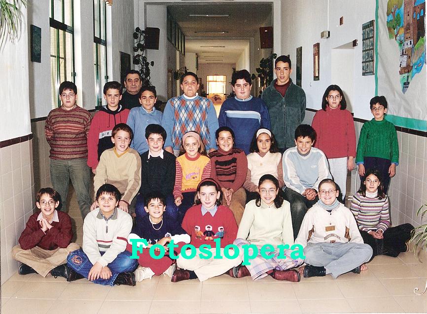 Recuerdo del Maestro D. Victoriano Ansino Fernández junto a sus alumnos de 7º de EGB en el curso 2000.