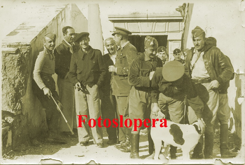 Mandos Nacionales en la puerta de las Bogedas de Vinos Valenzuela de Lopera. Año 1937