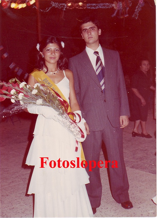 La Dama de Honor de la Feria y Fiestas de los Cristos 1978 Ani Partera Hoyo junto a su acompañante Francisco Candelario Marín.