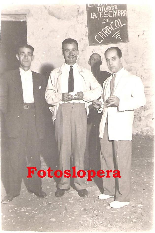 Los loperanos Antonio Pantoja, Manuel Herrero y Juan Hueso en la puerta del Cine Cervantes en los años 50 en la proyección de la película La Escalera de caracol