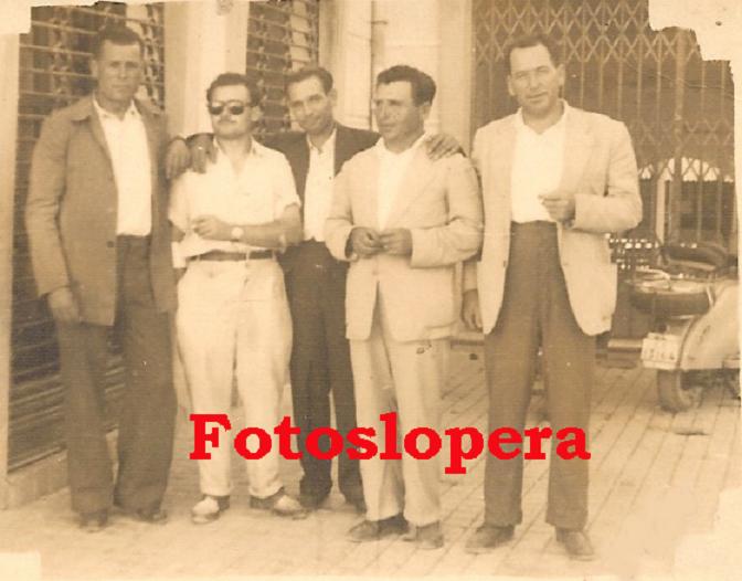 Grupo de amigos en la puerta del Mercado de Abastos de Lopera. 1960. José María Gutiérrez, Benito Herrero, Francisco Peláez, Sebastián Melero...